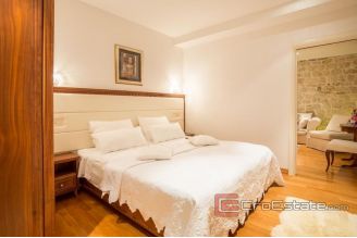 019 2018 186 Split center apartment with sea view for sale