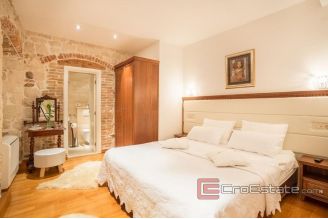 019 2018 186 Split center apartment with sea view for sale