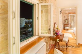 019 2018 186 Split center apartment with sea view for sale