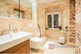 019 2018 186 Split center apartment with sea view for sale