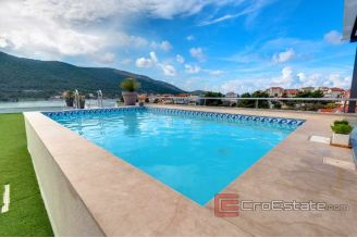 012 2018 187 Sibenik house first row to the sea for sale