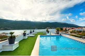 012 2018 187 Sibenik house first row to the sea for sale