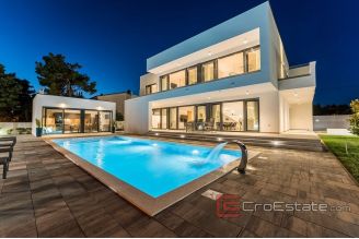 020 2021 302 Zadar villa first row to the sea for sale1