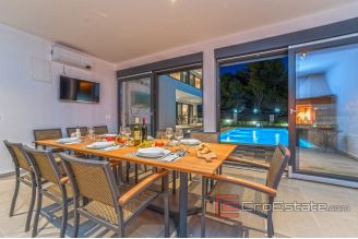 020 2021 302 Zadar villa first row to the sea for sale1