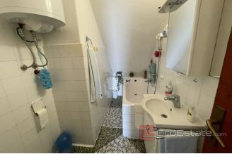 010 2036 30 near split seafront house for rent