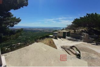 012 2016 497 Split area property with open sea view for sale