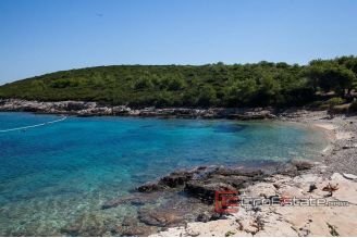14 2013 133 Vis house sea front for sale