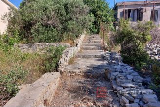 004 2041 28 Solta Building land with a house for renovation for sale