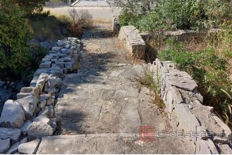 004 2041 28 Solta Building land with a house for renovation for sale