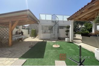 018 5105 30 Rogoznica house near the sea for sale1