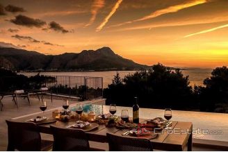 003 2022 339 Omis villa with pool near the sea for sale