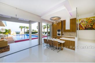 020 2040 22 Pag luxury villa with pool and sea view for sale