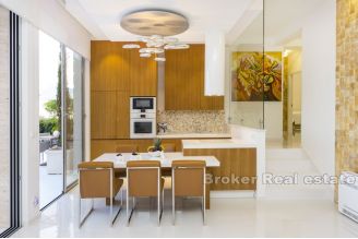 020 2040 22 Pag luxury villa with pool and sea view for sale