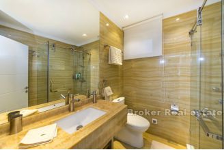 020 2040 22 Pag luxury villa with pool and sea view for sale