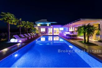 020 2040 22 Pag luxury villa with pool and sea view for sale