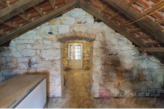 019 2030 32 Korcula stone house in center for sale