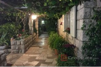 019 2030 32 Korcula stone house in center for sale