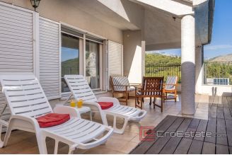 017 2031 40 Split area house with pool for sale