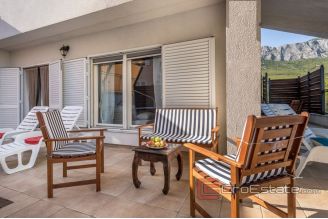 017 2031 40 Split area house with pool for sale