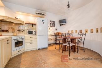 017 2031 40 Split area house with pool for sale