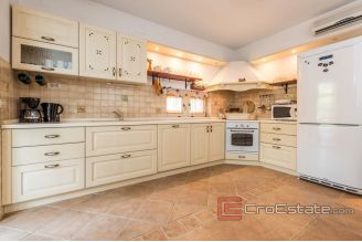 017 2031 40 Split area house with pool for sale