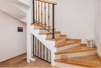 017 2031 40 Split area house with pool for sale