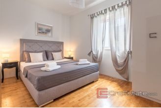017 2031 40 Split area house with pool for sale