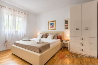 017 2031 40 Split area house with pool for sale