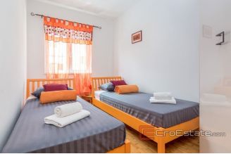 017 2031 40 Split area house with pool for sale