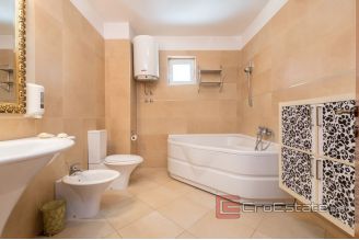 017 2031 40 Split area house with pool for sale