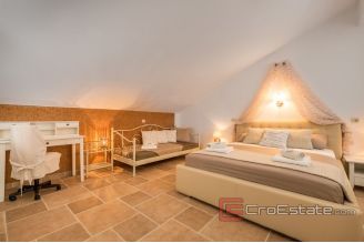 017 2031 40 Split area house with pool for sale