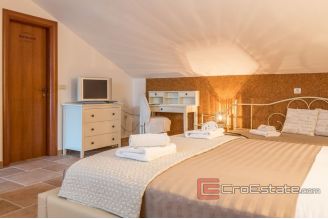 017 2031 40 Split area house with pool for sale