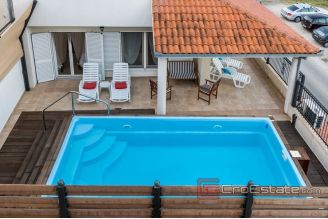 017 2031 40 Split area house with pool for sale