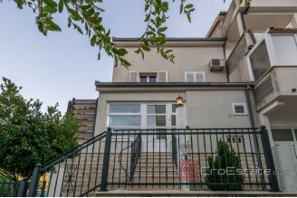 017 2031 40 Split area house with pool for sale