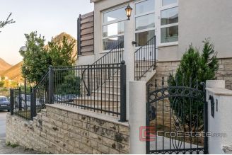 017 2031 40 Split area house with pool for sale