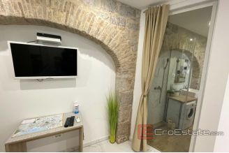 009 2036 33 split center studio apartment for sale