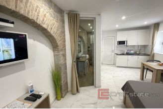009 2036 33 split center studio apartment for sale