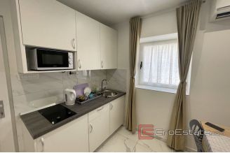 009 2036 33 split center studio apartment for sale