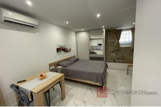 009 2036 33 split center studio apartment for sale