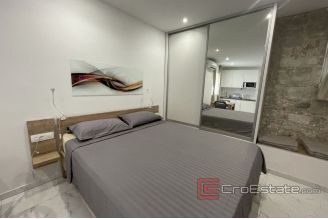 009 2036 33 split center studio apartment for sale