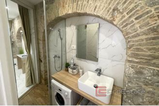 009 2036 33 split center studio apartment for sale