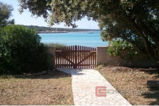 010 2037 23 near Zadar house first row to the sea for sale