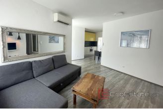 009 2035 39 split center three bedroom apartment for sale