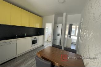 009 2035 39 split center three bedroom apartment for sale