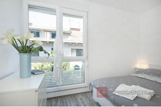 009 2035 39 split center three bedroom apartment for sale