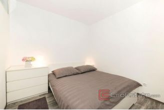 009 2035 39 split center three bedroom apartment for sale