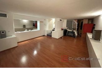 007 5113 30 split commercial space for sale