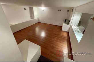 007 5113 30 split commercial space for sale