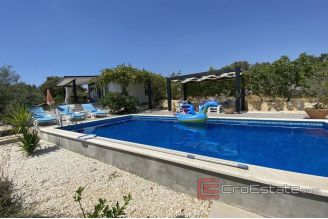 019 2043 36 near rogoznica house with pool for sale