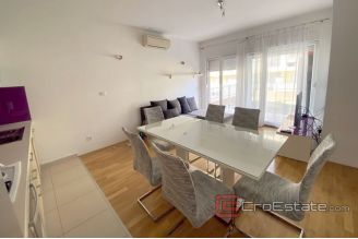013 2043 37 split two bedroom apartment for rent